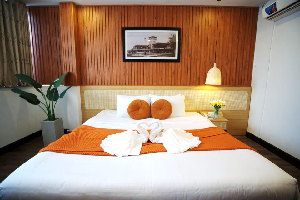 Deluxe King with City view | Premium bedding, minibar, in-room safe, desk