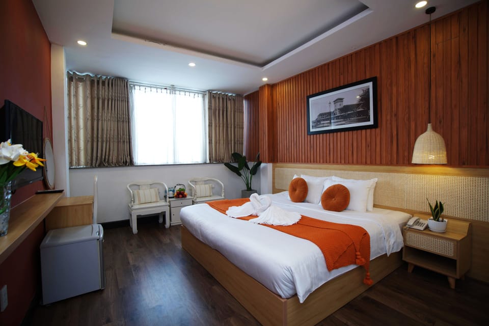Deluxe King with City view | Premium bedding, minibar, in-room safe, desk