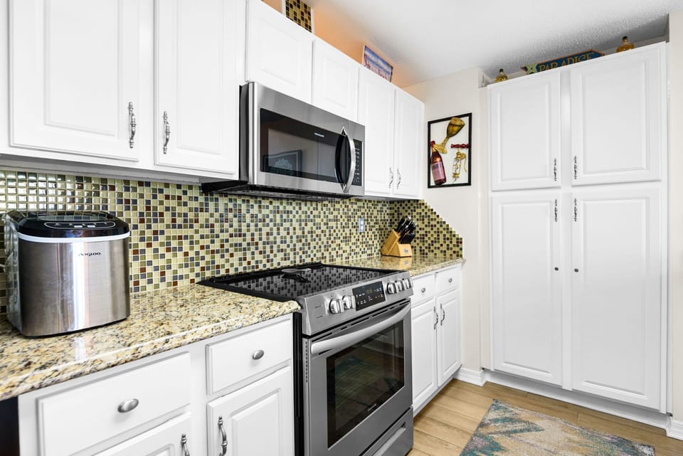 Full kitchen