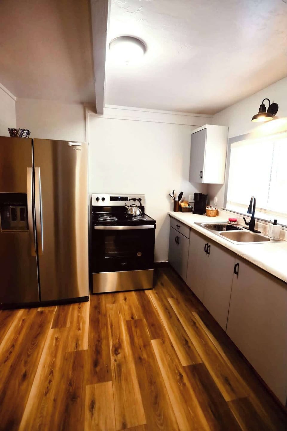 Full kitchen with modern appliances, including a stainless steel refrigerator and oven. Bright and functional, with plenty of counter space and all the essentials for preparing meals at home.