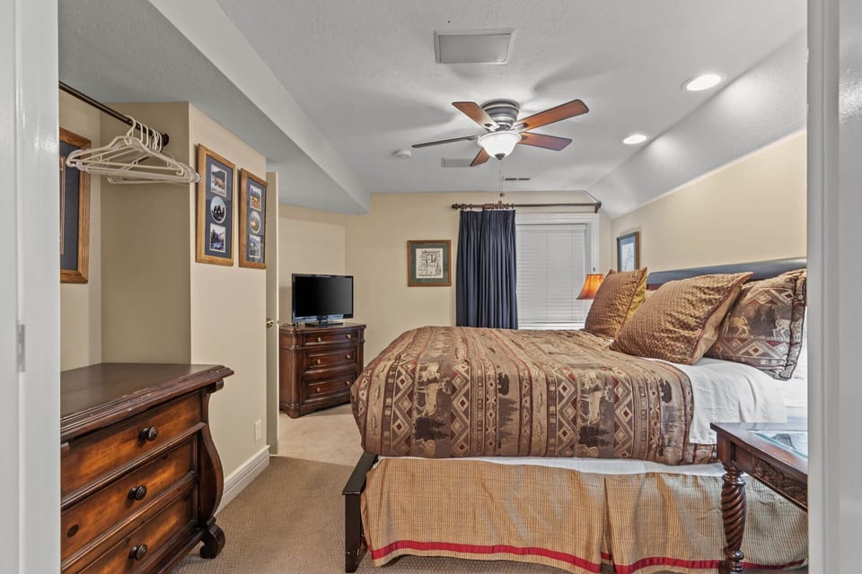 Park West Village 1700: Fourth bedroom with King bed and ensuite bathroom