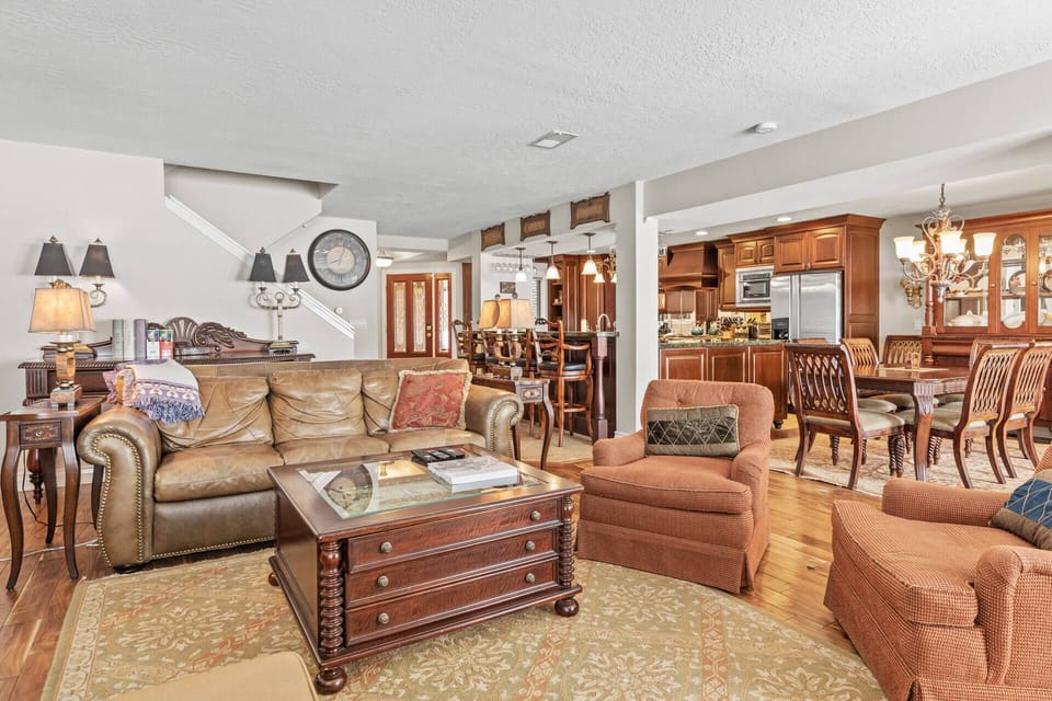 Park West Village 1700: Upstairs living room
