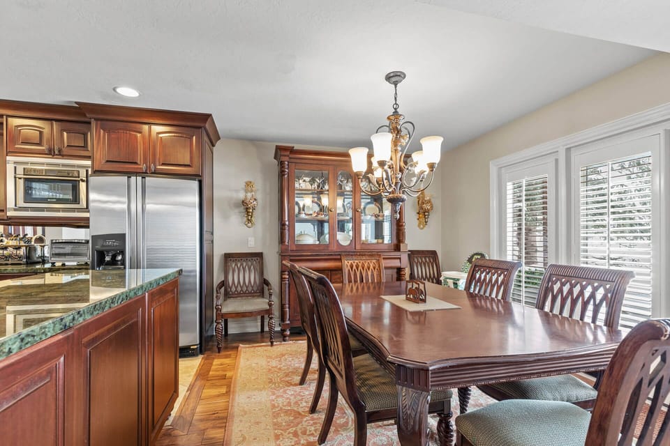 Park West Village 1700: Dining area