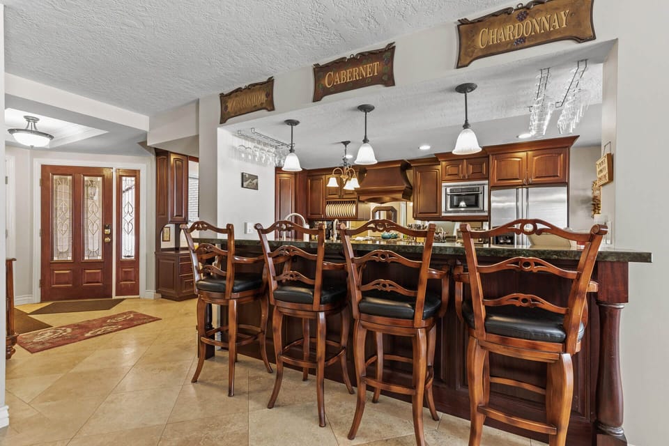 Park West Village 1700: Fully-equipped kitchen and bar area