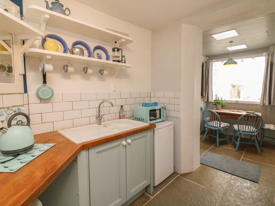 Cottage | Private kitchen | Fridge, dishwasher, electric kettle, toaster