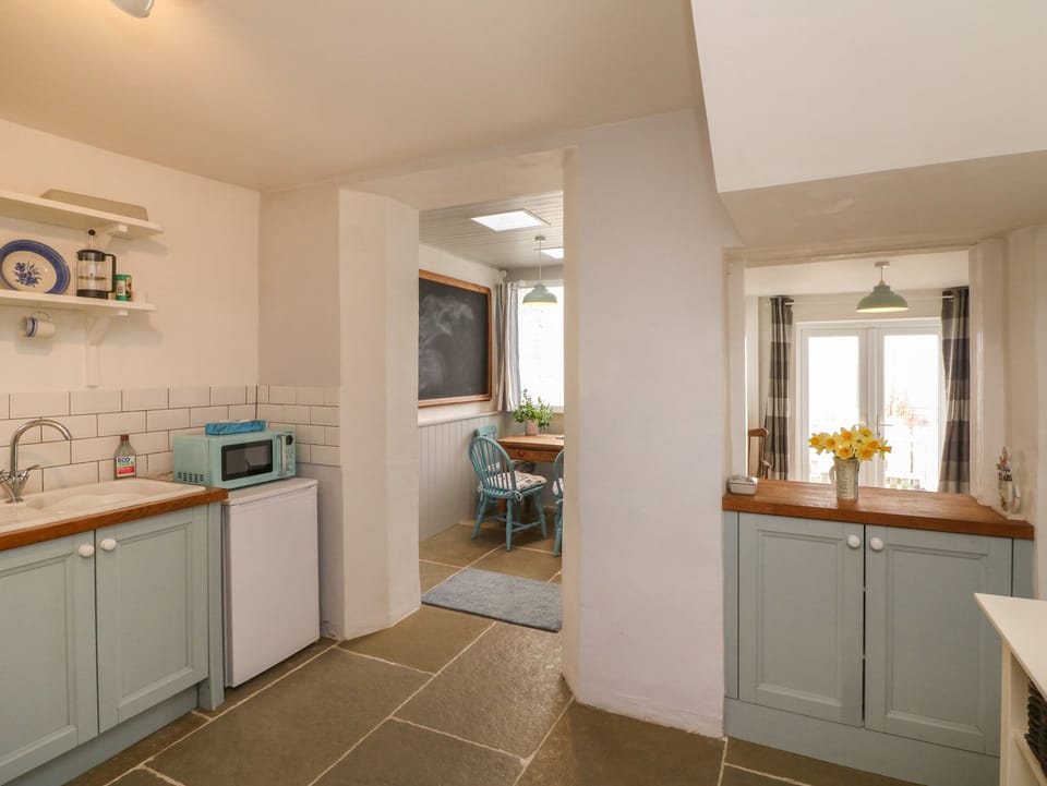 Cottage | Private kitchen | Fridge, dishwasher, electric kettle, toaster