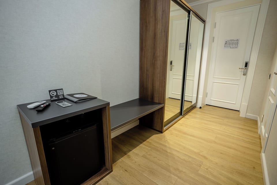 Standard Double Room | In-room safe, desk, laptop workspace, WiFi (free)