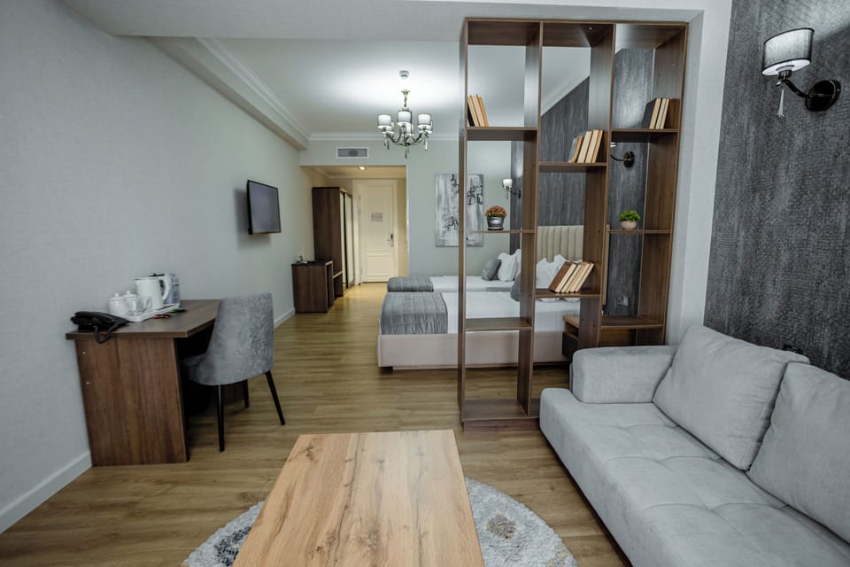 Superior Twin Room | Bathroom | Free toiletries, hair dryer, bathrobes, slippers