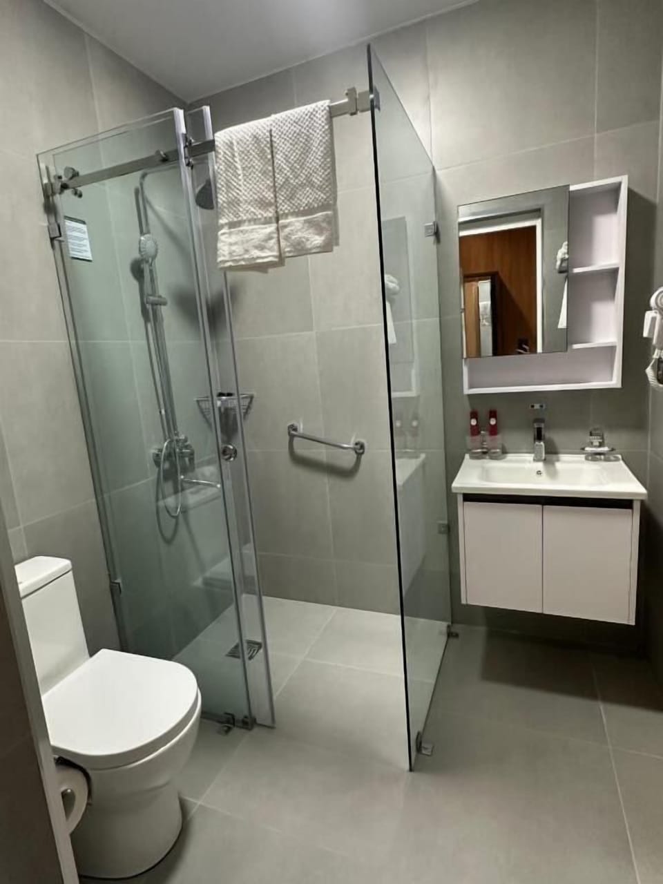 Comfort Room | Bathroom | Free toiletries, hair dryer, bathrobes, slippers