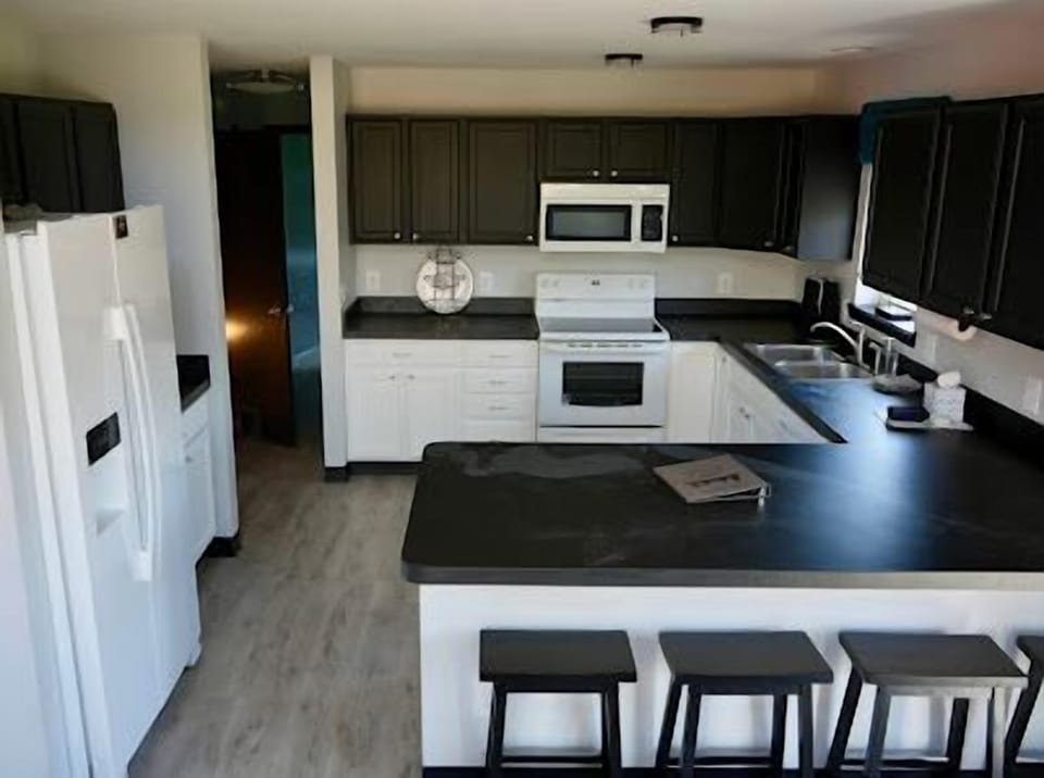 Fully equipped kitchen.