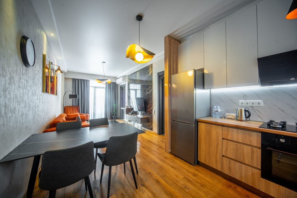 Family Apartment, Non Smoking | Private kitchen | Electric kettle, paper towels
