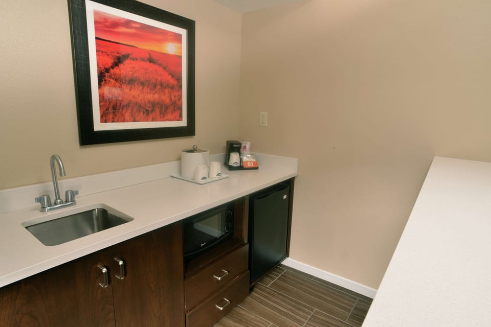 Studio, 1 King Bed, Refrigerator & Microwave (Wet Bar) | Private kitchen | Fridge