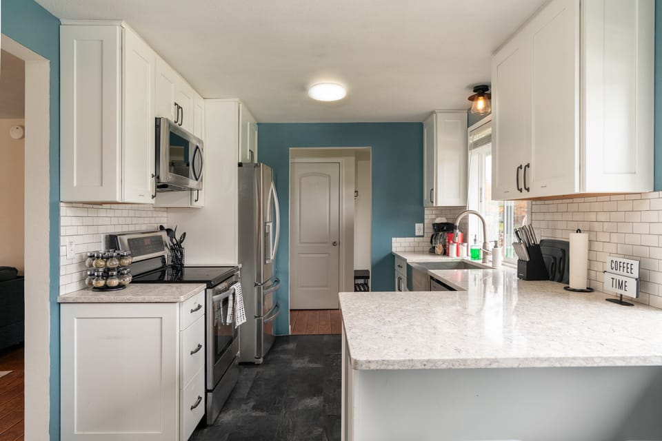 Kitchen: Fully stocked for all your cooking needs