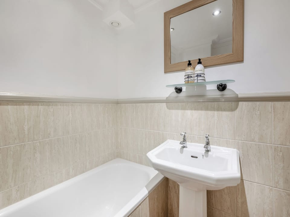 En-suite bathroom | The School Room, Dymock