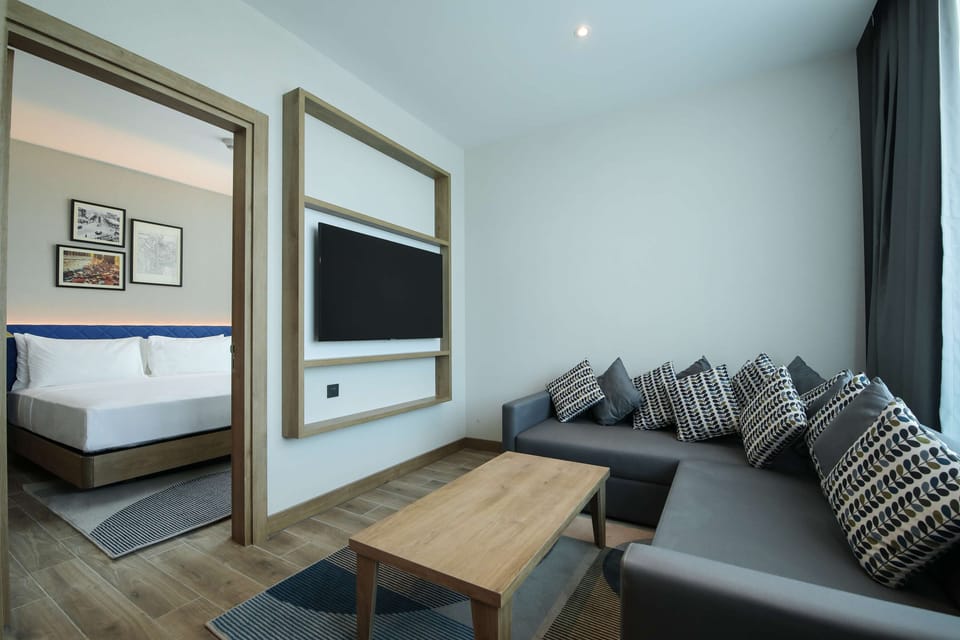 Suite, 1 Bedroom | Living area