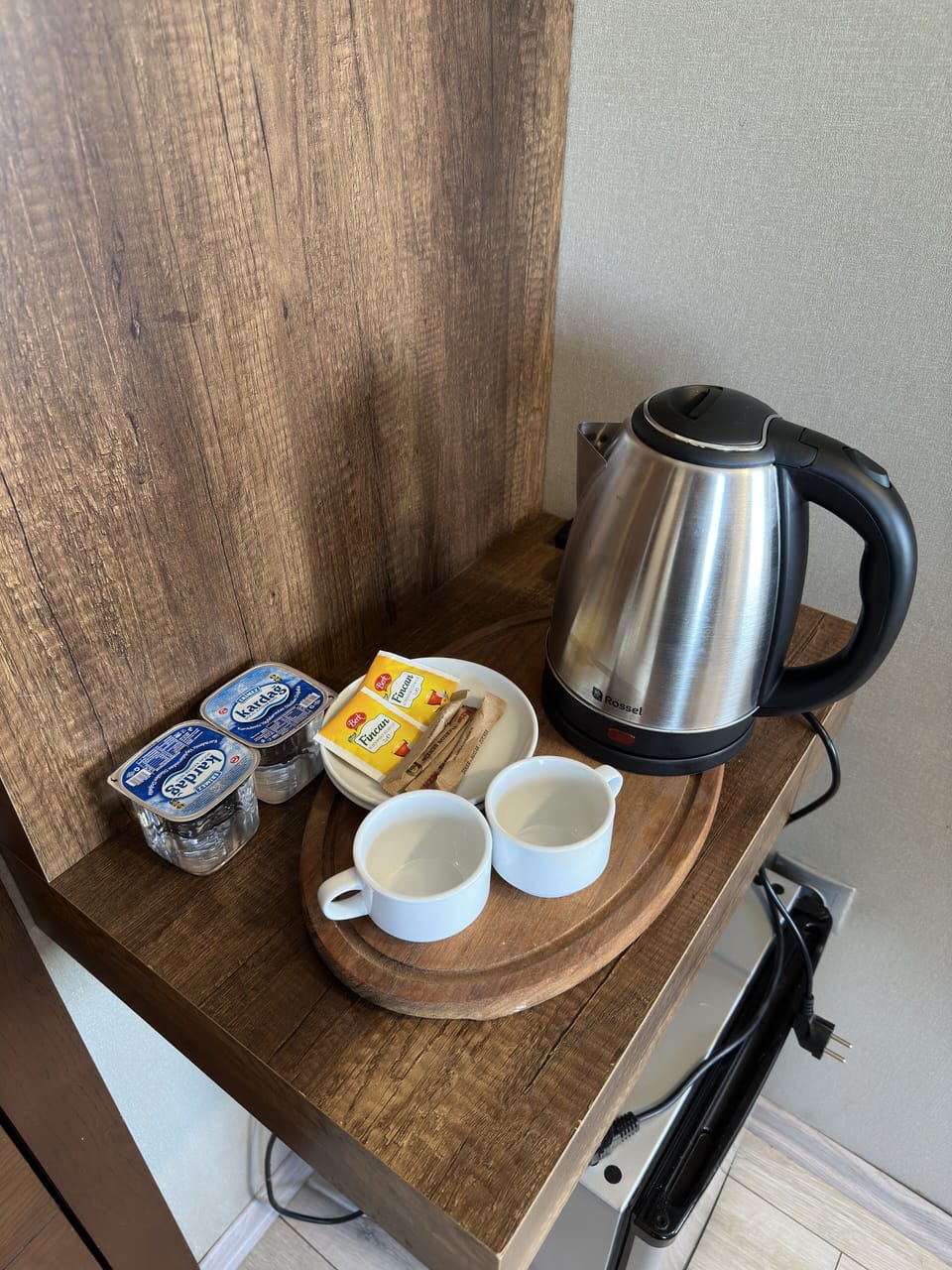 Desk, laptop workspace, free WiFi