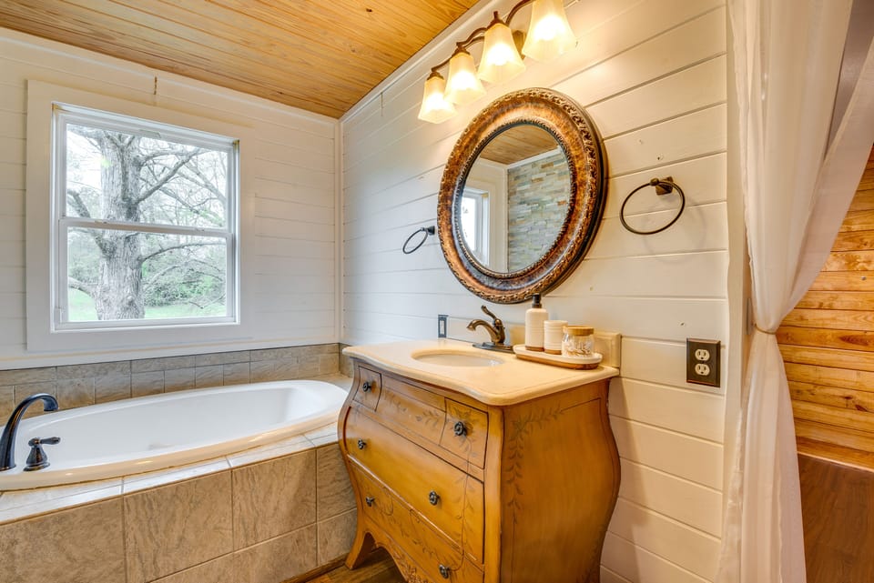 Full Bathroom | Complimentary Toiletries