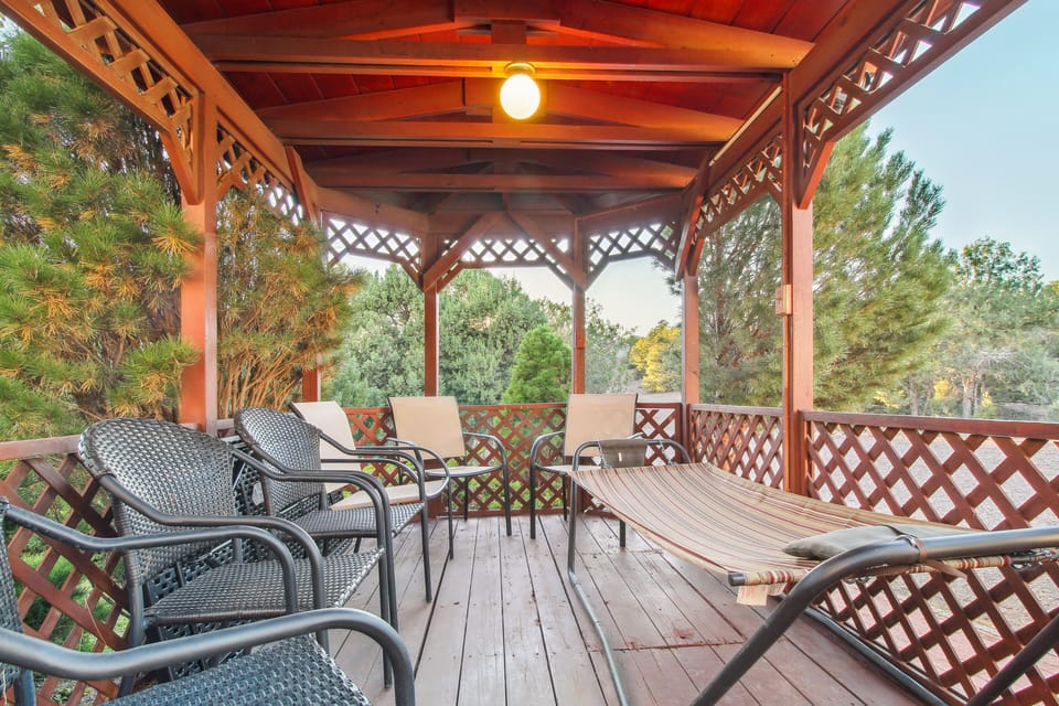 Gazebo | Gas Grill | Outdoor Seating & Dining | Free WiFi
