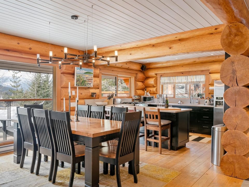 Bright dining area with amazing views to seat up to 12 guests.