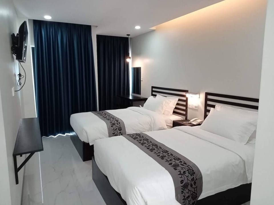 Deluxe Twin Room | In-room safe, desk, iron/ironing board, free WiFi