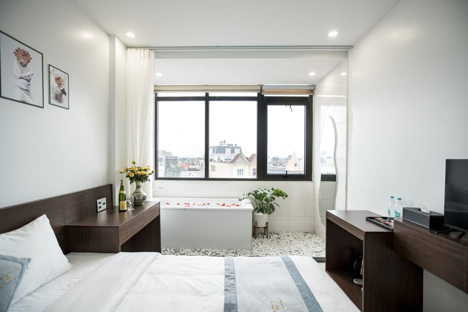 Premier Room | Desk, soundproofing, free WiFi, bed sheets