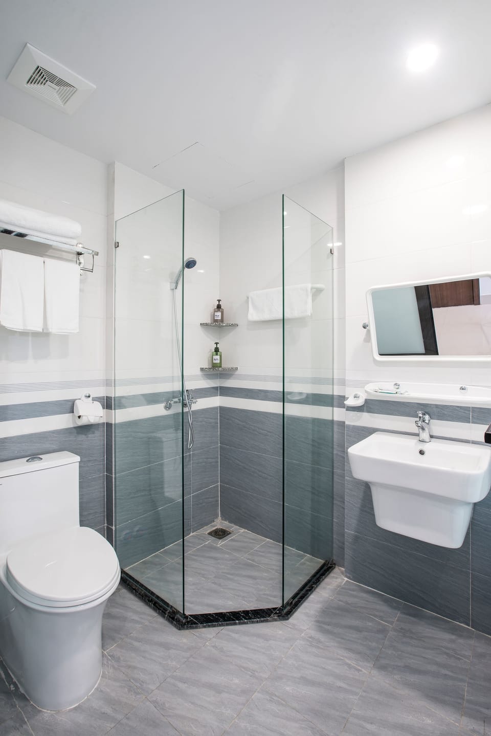Premier Room | Bathroom | Free toiletries, hair dryer, bathrobes, slippers