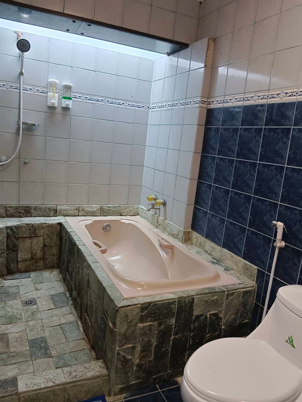 Superior Room, 1 Queen Bed | Bathroom | Bidet, towels