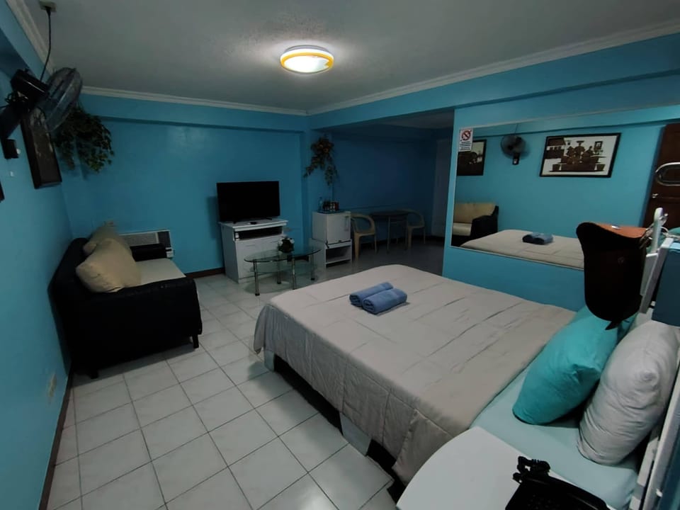 Superior Room | Minibar, in-room safe, desk, blackout drapes