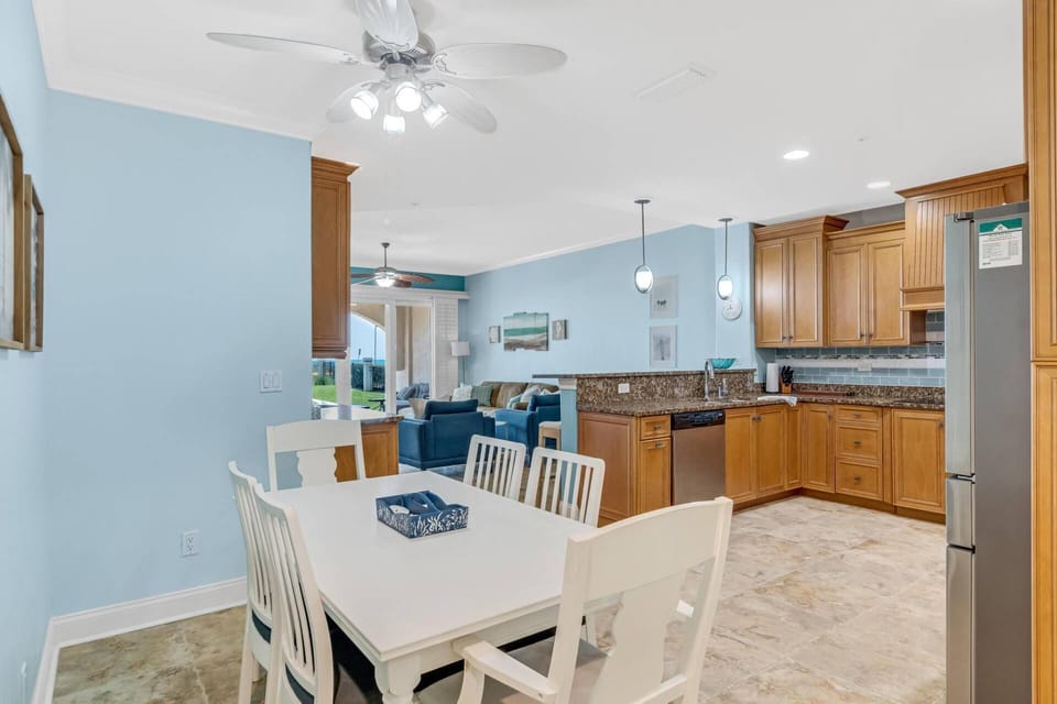 Inviting dining area for up to 6 guests, seamlessly connected to the kitchen for perfect gatherings!