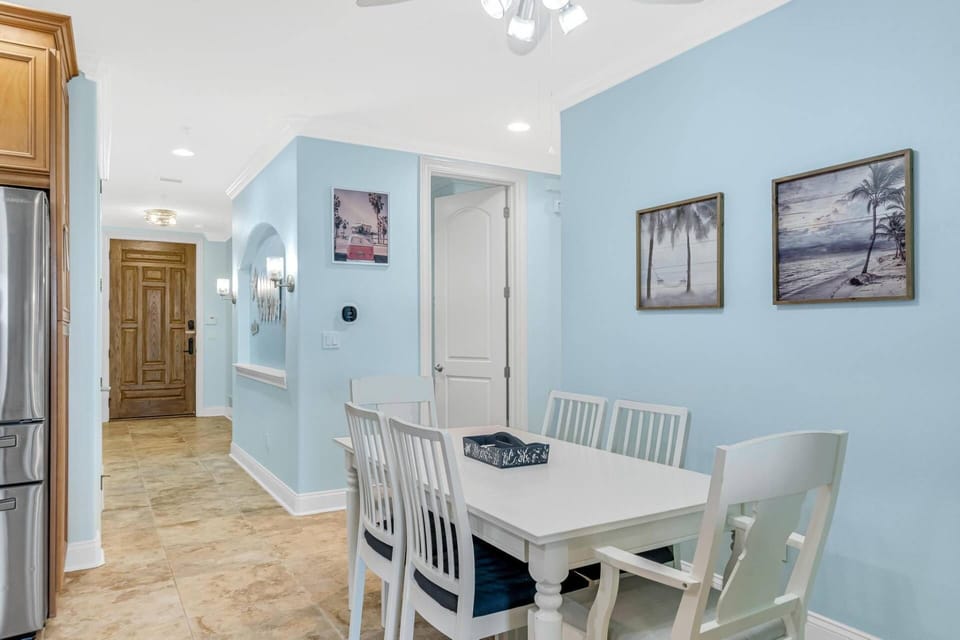 Inviting dining area for up to 6 guests, seamlessly connected to the kitchen for perfect gatherings!