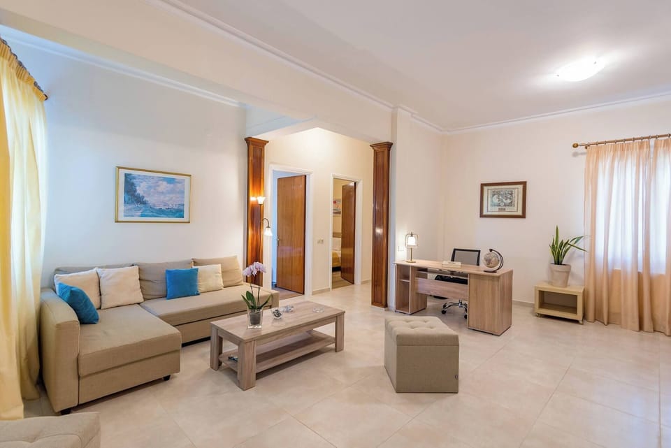 Apartment, 2 Bedrooms, Ocean View | Living room | Books