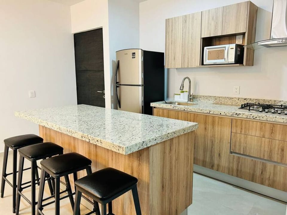 Cocina junto a la entrada del departamento