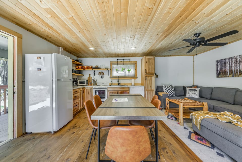 Dining Area | Dishware & Flatware Provided