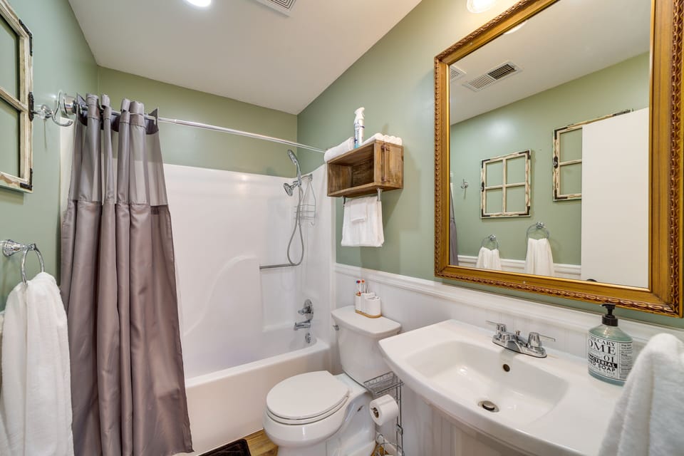 Full Bathroom | Complimentary Toiletries