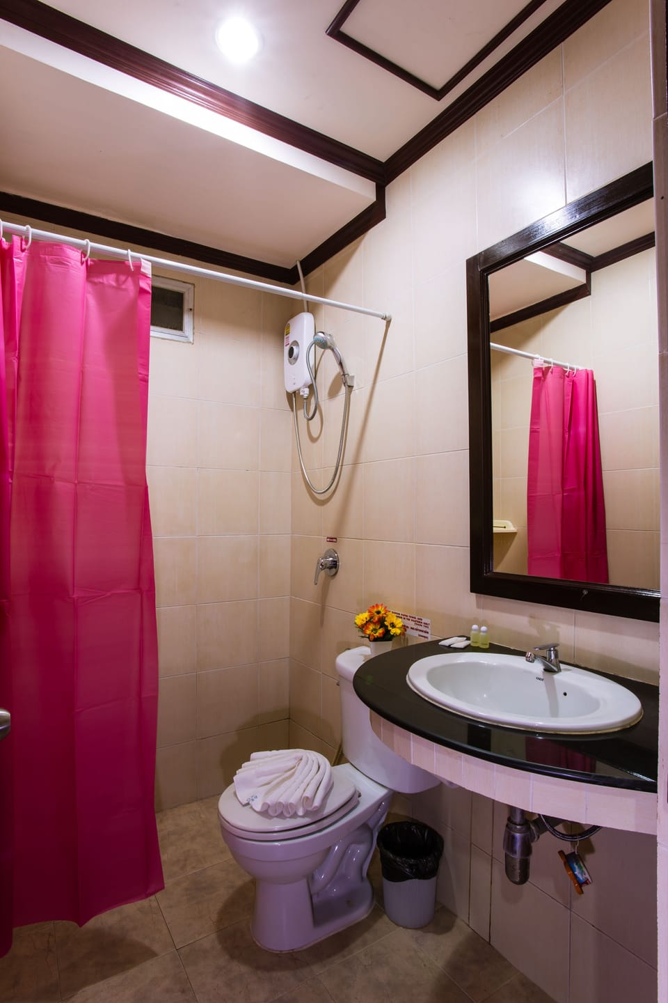 Standard Double Room | Bathroom amenities | Shower, free toiletries, hair dryer, towels