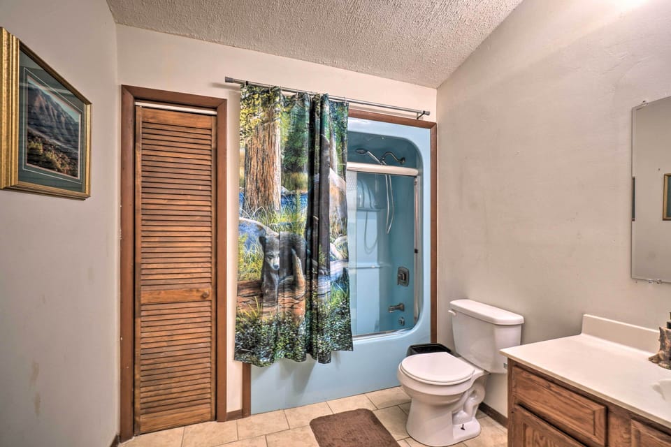En-Suite Bathroom | Towels Provided