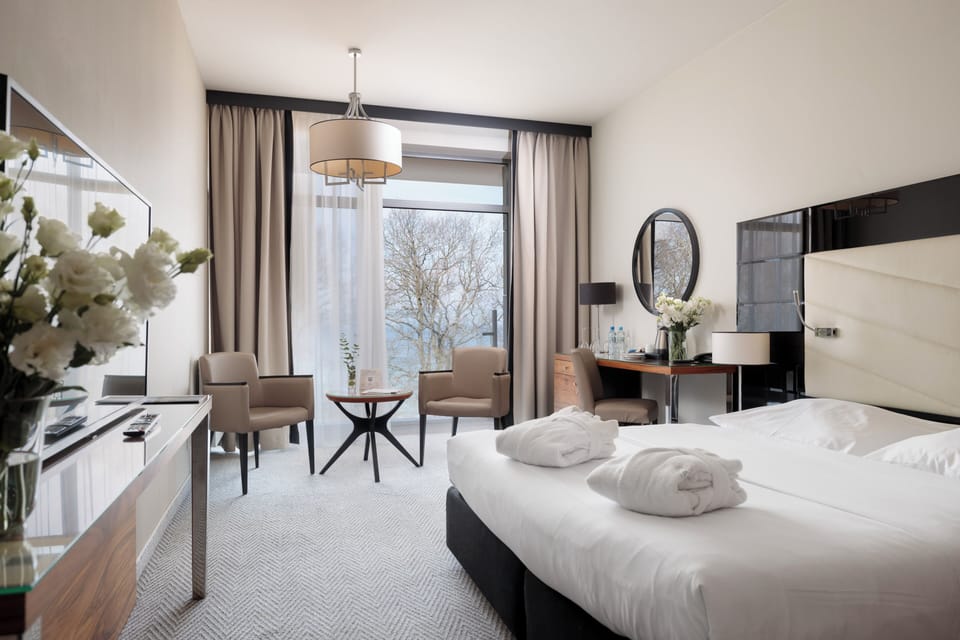 Double Room, Partial Sea View (Partial Sea View) | Hypo-allergenic bedding, minibar, in-room safe, desk