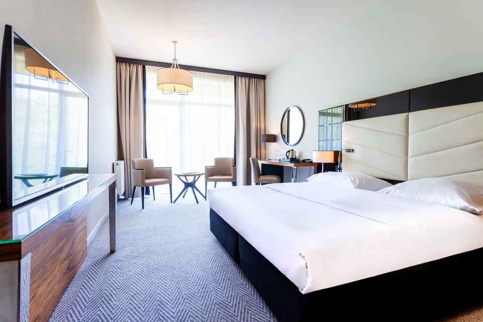 Hypo-allergenic bedding, minibar, in-room safe, desk