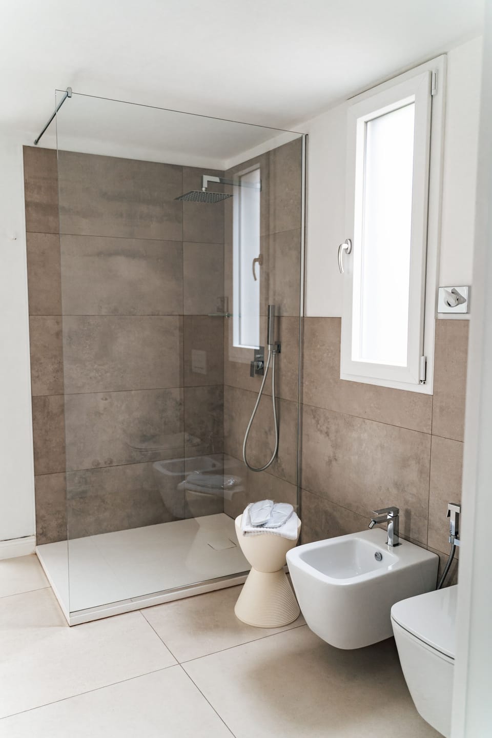 Family Suite | Bathroom | Separate tub and shower, deep soaking tub, rainfall showerhead