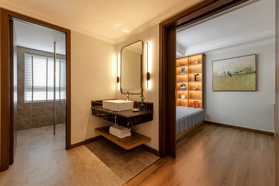 Club Suite | Bathroom | Shower, hydromassage showerhead, free toiletries, hair dryer