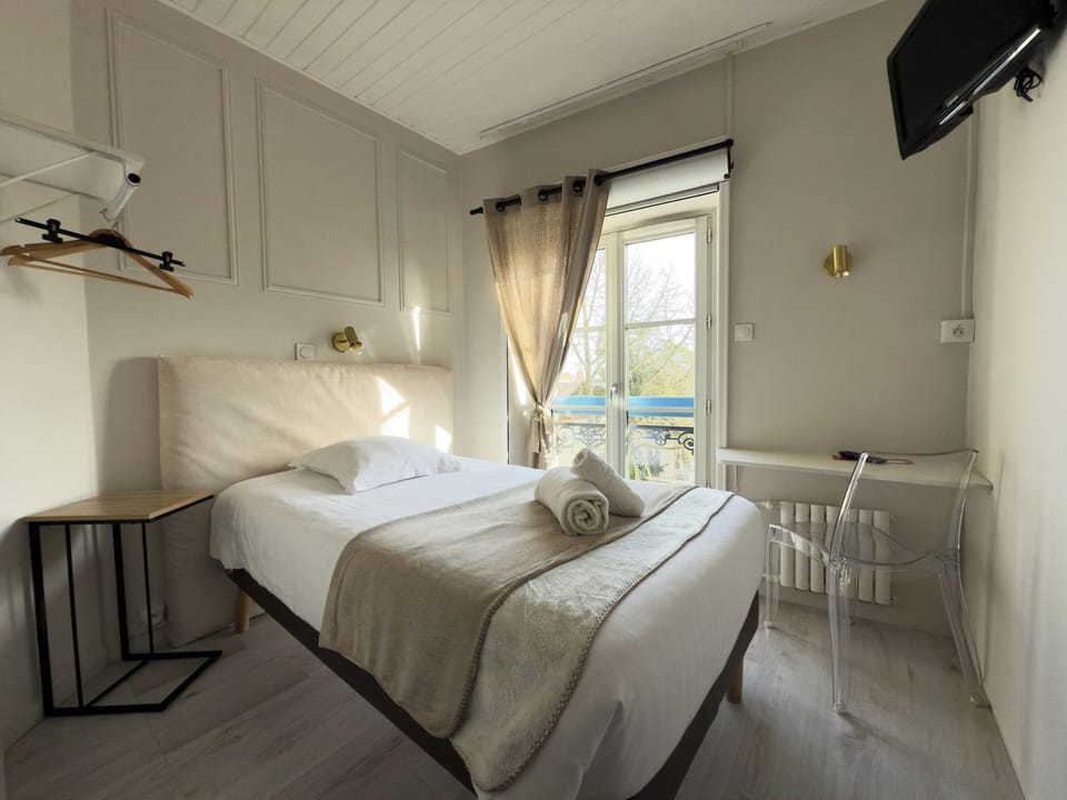 Single Room | Desk, laptop workspace, bed sheets