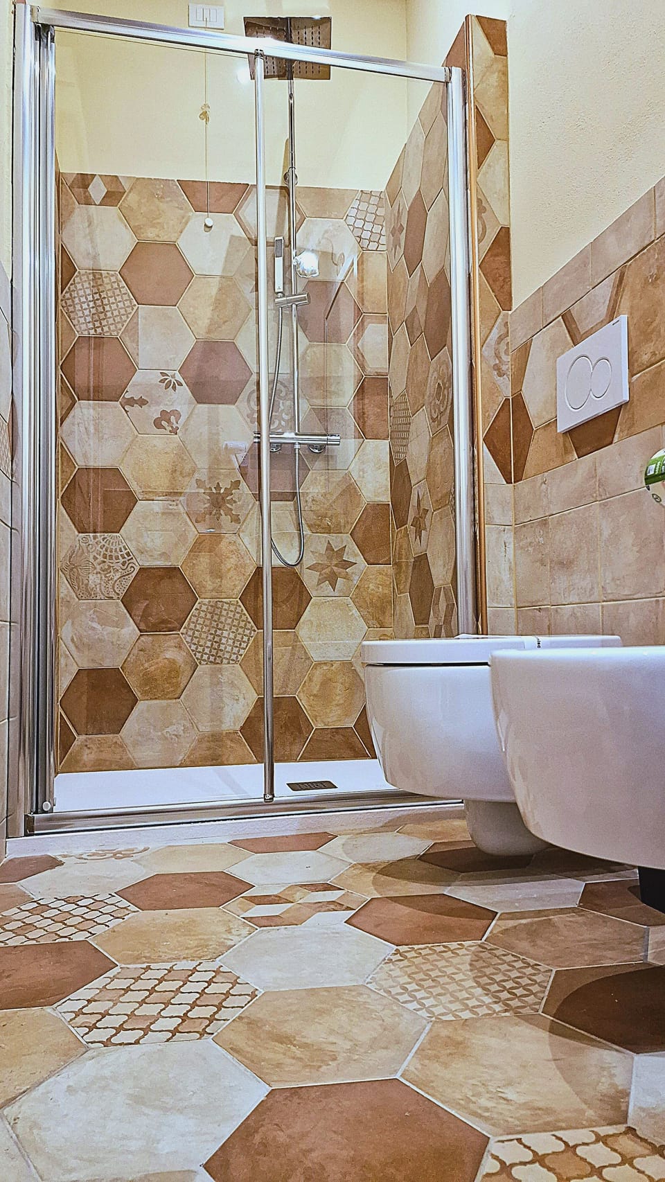 Superior Room | Bathroom | Shower, hydromassage showerhead, free toiletries, hair dryer