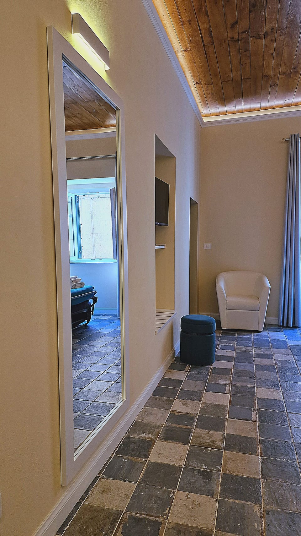 Comfort Quadruple Room | In-room safe, soundproofing, free WiFi, bed sheets