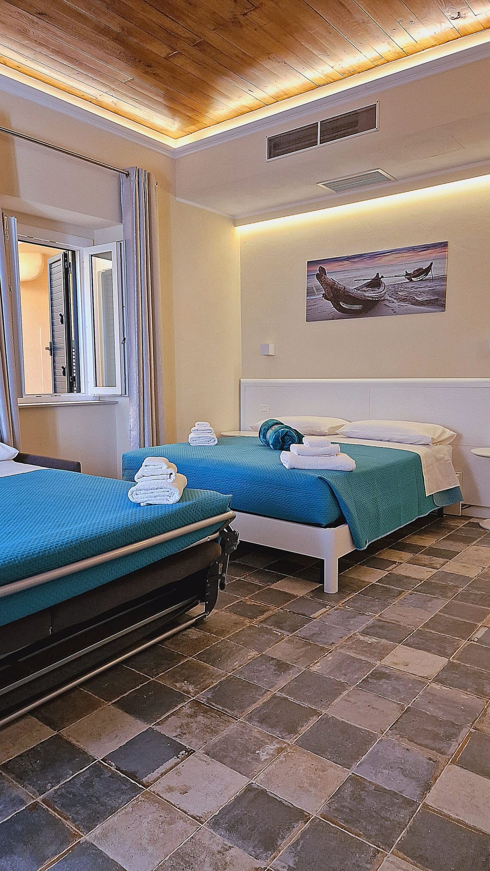 Comfort Quadruple Room | In-room safe, soundproofing, WiFi (free), bed sheets