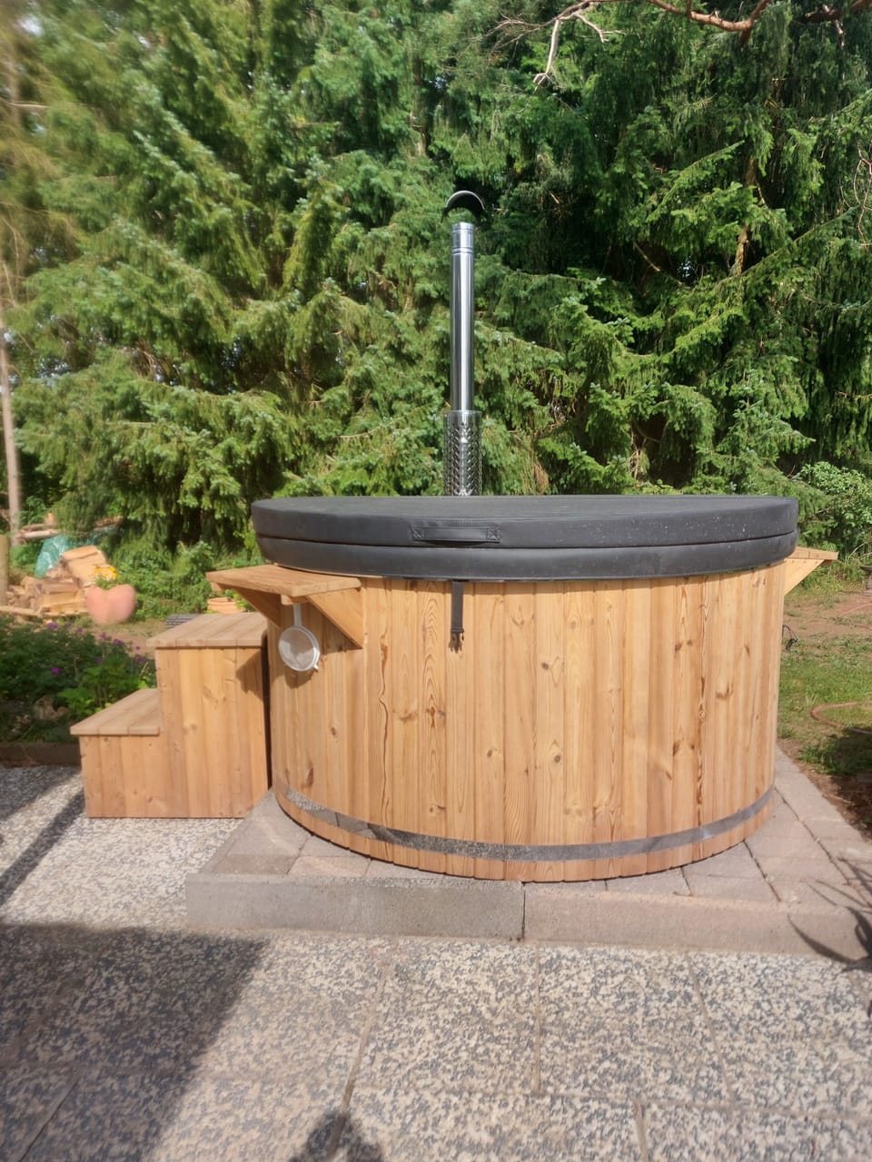 Outdoor spa tub