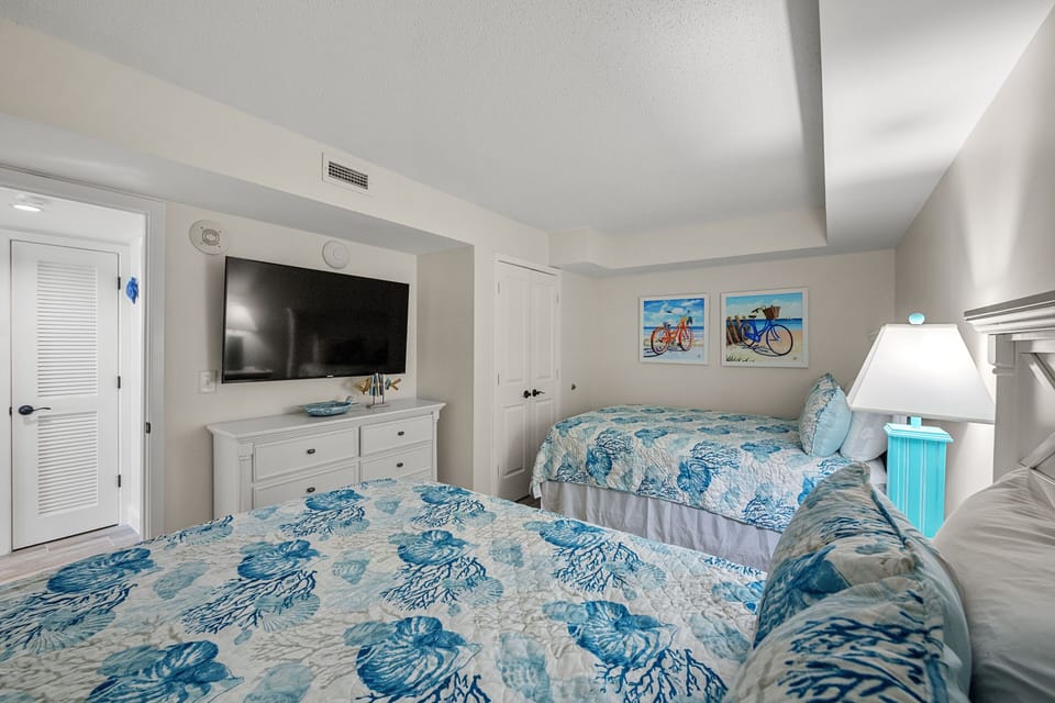 2nd Bedroom w/2 Queens