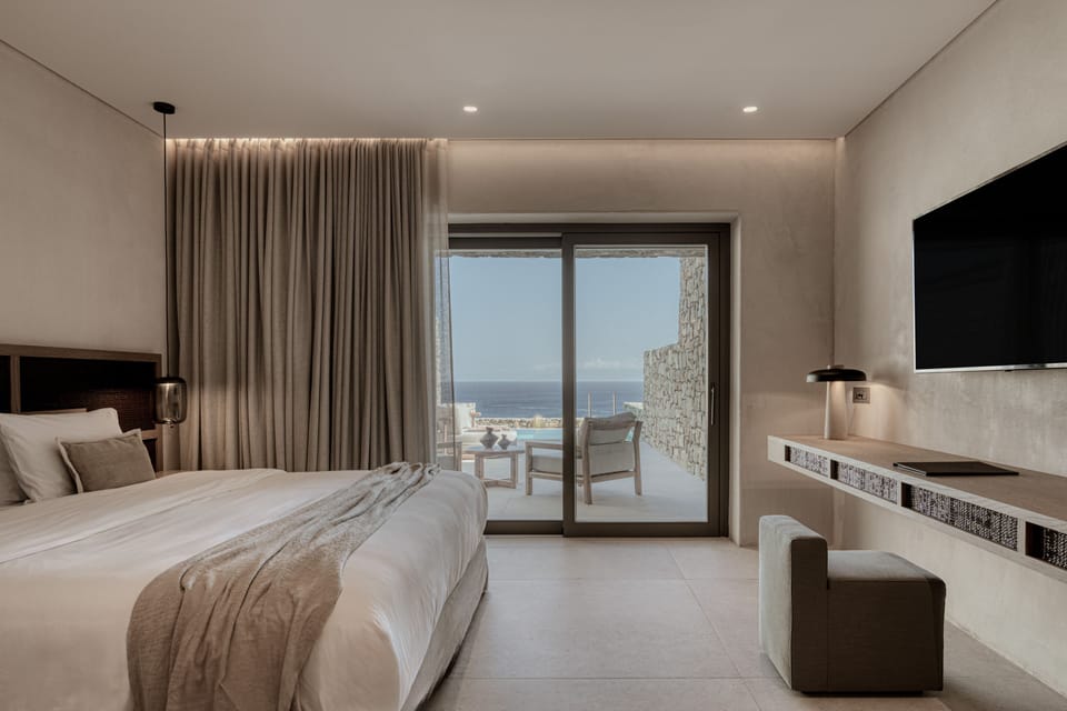 Deluxe Room | Minibar, in-room safe, desk, soundproofing