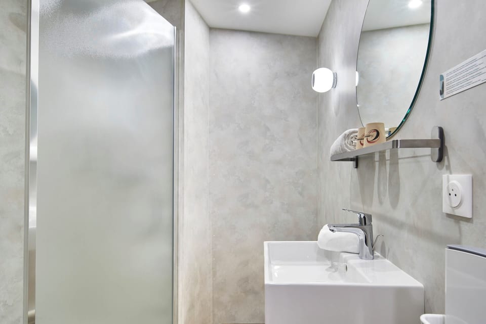 Shower, rainfall showerhead, towels