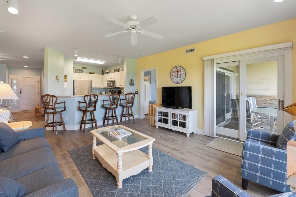WR5C: Ocean Sunrise | Living Area