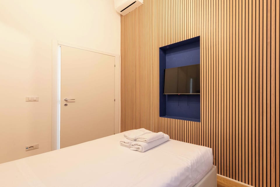 Comfort Apartment | Premium bedding, down comforters, laptop workspace, iron/ironing board